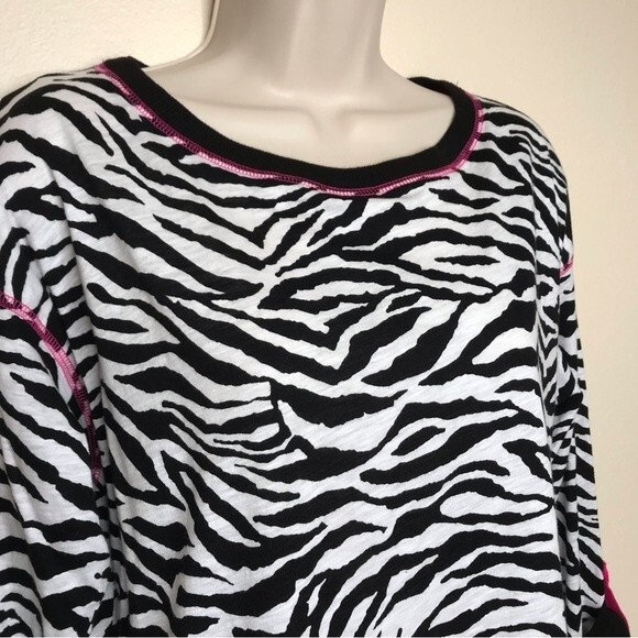 NWT Jones New York Sport Black White Zebra Stripe Pink Contrast Top Size PM - Picture 2 of 12